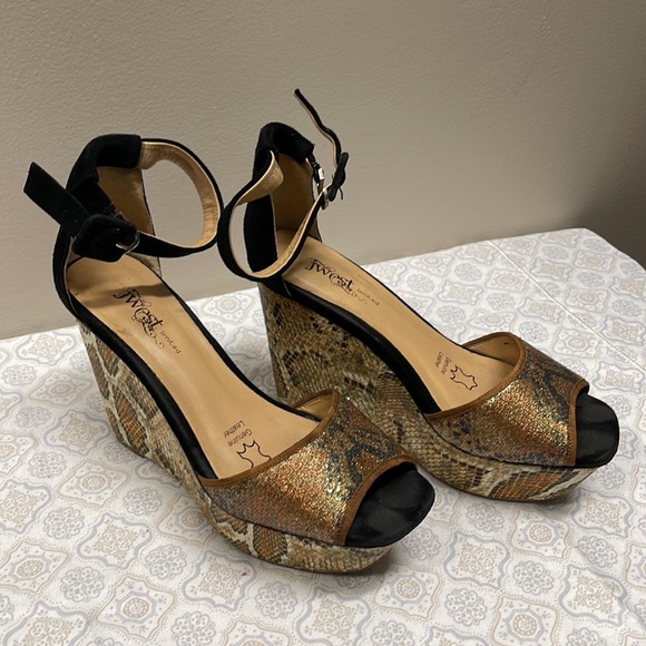 Beautiful leather wedges! - Picture 2 of 2